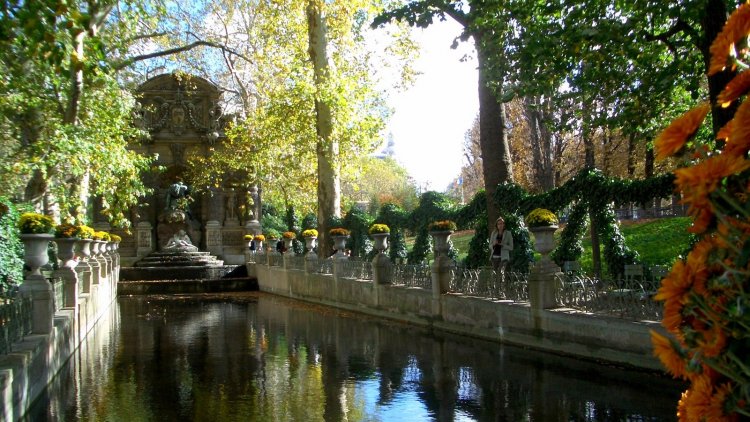 Ce  poème écrit par mon père Jean Philippe parle du jardin du Luxembourg paré de nombreuses statues de reines de France .