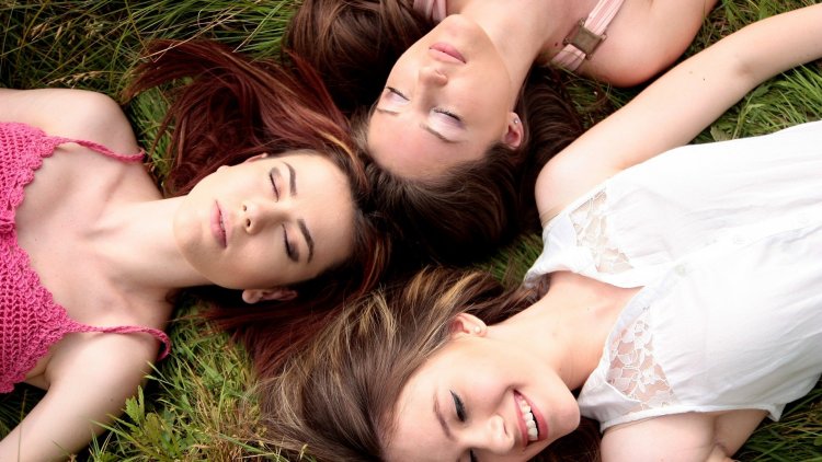 Avec humour et gentillesse je vous présente des Femmes, des Dames
Que peut-être, vous avez croisé dans votre vie ?  Bonne lecture !