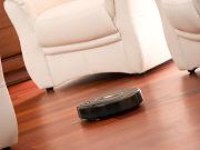 On ne lave plus ni son linge ni sa vaisselle à la main. Pourquoi ne pas faire pareil pour son sol ?
Comment ça marche ?
L’aspirateur-robot est, comme son nom l’indique sobrement, un appareil aspirant les saletés au sol en toute autonomie. 
Généralement de forme circulaire, il se déplace à travers la pièce pour effectuer sa tâche, des capteurs lui permettant d’éviter les obstacles. Dans la majorité des cas, l’aspirateur-robot retourne même recharger ses batteries tout seul.
