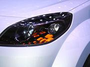 La Renault Clio 4 devrait faire ses premiers pas (ou premiers kilomètres) au cours de l’année 2012.
Le faire-part est d’ores et déjà envoyé : la nouvelle demoiselle sera présentée lors du 82 salon international de l’automobile de Genève, en Suisse, au mois de mars prochain. Car la citadine est attendue, en sa qualité de quatrième génération du genre. Depuis le lancement du premier modèle de Clio en 1990, le parcours à en effet tout d’une success-story.