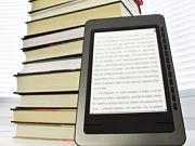 On l’appelle aussi e-book, voire e-reader. C’est au choix. La liseuse électronique, un outil pratique et séduisant.
Comment ça marche ?
La liseuse se fait le support unique d’un rassemblement de milliers d’ouvrages numérisés.
Cette tablette au format variable dispose d’un écran et de boutons de navigation afin de consulter les centaines (ou plus) d’ouvrages dont vous disposez. L’absence de rétro-éclairage la différencie notamment de tablettes tactiles type iPad. Une source de lumière externe est donc nécessaire comme pour un vrai livre, ce qui évite de se fatiguer les yeux.