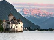 Pendant tout le mois de décembre, la ville de Montreux, en Suisse, se transforme pour vous transporter dans un formidable univers.
Spectacle grandiose au cœur du pays helvétique. Un mois durant, la ville de Montreux revit au rythme de la tradition suisse, dans son plus magistral appareil. Elle prend la forme d’un village de Noël, dans lequel 150 chalets sont installés, entre les rives du Lac Léman et les montagnes qui le surplombent. Et chaque année, ce sont près de 500 000 personnes qui viennent s’émerveiller des décors et autres illuminations.
