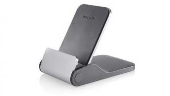 Ami(e)s ordissinautes, nous vous présentons un pied pour tablette. Ce pied pour tablette, compact, ultra-léger et facilement transportable, permet de poser la tablette en position inclinée.