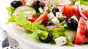 Au delà de tous le soins pour réduire son taux de cholestérol et se protéger contre les maladies cardiovasculaires qui en découlent, une bonne alimentation est le premier gage de santé.
« Mieux vaut prévenir que guérir ».
L’adage est particulièrement vrai lorsqu’il est question de cholestérol, car la meilleure des armes pour l’éviter reste une alimentation saine au quotidien. D’autant plus qu’un régime anti-cholestérol offre de multiples vertus en matière de santé : amaigrissement, vitalité, efficacité du système immunitaire.
