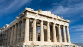 Si la Grèce fait les gros titres de la presse pour ses déboires économique, le pays n'en reste pas moins fabuleux pour le tourisme.
Pour une fois depuis plusieurs mois, parlons de la Grèce…en bien ! Les critiques sur la gestion aléatoire des finances du pays ne doivent pas faire oublier l'immense charme du pays, à commencer par sa capitale, Athènes.
