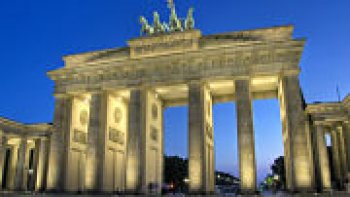 Du 12 au 23 octobre, la capitale allemande se pare de ses plus belles couleurs à l'occasion du Festival des Lumières.

Si vous n'avez encore jamais eu l'opportunité d'aller visiter Berlin, voici une occasion sur laquelle bondir. Le merveilleux Festival des Lumières y tient sa septième édition, au cours de laquelle les plus célèbres monuments de la ville seront illuminés de mille feux. Artistes allemands et internationaux rivalisent de génie pour émerveiller les nombreux visiteurs venus admirer ce spectacle chaque année. 