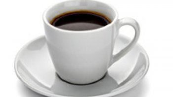 Le café, comme le sucre dont nous parlions ici il y peu, n'a pas toujours très bonne réputation. Il peut créer une forme d'addiction, il peut accélérer les palpitations du cœur.Une étude de grande ampleur, qui vient de paraître dans le New England Journal of Medicine, vient d'apporter un démenti à ce qu'on pourra maintenant qualifié de préjugé.
Menée par Neal Freedman du National cancer Institue aux États-Unis, a porté sur 400 000 individus, hommes et femmes, de 50 à 74 ans pendant 14 ans.  De manière surprenante, elle a révélé que les buveurs de café avaient moins de chances de mourir, en précisant que les personnes atteintes de  de cancer ou présentant des problèmes de cœur étaient exclus.Les individus qui boivent 4 à 5 tasses de café sont celles qui voient leur mortalité diminuer le plus.Les chercheurs n'ont pu démontrer que la consommation de café était une cause directe de cette baisse ou si elle était associée par exemple d'autres comportements qui eux en seraient la véritable raison.Mais au moins on sait maintenant que le café en tant que tel, chez une personne normale, n'est pas un facteur de risque. Bref, si vous buvez entre 2 et 5 tasses de café par jour, tout va bien !