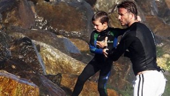 Le soleil est arrivé, les transports marchent au ralenti, la circulation est fluide dans les agglomérations et les gens sont détendus. C’est sûr, nous sommes bien en vacances ! Sur les routes de France ou à l’étranger, vous rencontrerez peut-être vos stars préférées au marché du coin ou durant une visite culturelle. 
