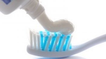 Se brosser les dents fait partie de nos gestes quotidiens : raison de plus pour regarder de plus près les composants de cette pâte qui reste un produit de consommation courante. 
