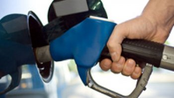  gazole vient d'atteindre un niveau historique du gazole : le litre est grimpé à 1,4584 euros très exactement Or le gazole, c'est 80 % du carburant consommé par les Français. Pour le reste, le sans plomb 95 et le sans plomb 98 ont eux aussi touché des niveaux inégalés.
