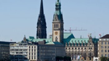 Hambourg, ça vous tente ? On sait que la ville hanséatique est située au nord de l'Allemagne, sur la mer du Nord. Ce qu'on sait moins c'est qu'elle est une ville qui bouge, l'une des plus culturelles et courue d'Allemagne. Elle est devenue une destination touristique majeure.
