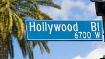 Les statuettes dorées des Oscars vous font rêver ? Allez directement sur leur lieu de naissance : à Los Angeles.
"Everybody comes to Hollywood" ("tout le monde vient à Hollywood") chantait Madonna en 2003. Cette année, avec le sacre historique du film dans le temple du cinéma international, ce sont surtout les Français qui y prennent toute la place.
Mais faire partie du lot ne signifie plus partir à l'assaut du nouveau monde.
