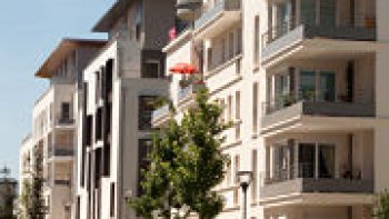 Cela n'aura échappé à personne, la situation de l'immobilier est très tendue en France.
Un sondage mené par Ipsos pour Nexity et publié mercredi 23 septembre nous le rappelle et éclaire bien des points sur la question du logement.
Le constat est sans appel : 88% des Français estiment qu'il est difficile de trouver un logement. Les catégories les plus touchées à leurs yeux sont les étudiants, les jeunes actifs et les populations à Paris et Région parisienne. En revanche la situation est perçue comme un peu moins difficile pour les séniors !
