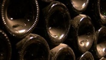 Face à la crise et aux perspectives incertaines sur les marchés boursiers ou immobiliers, miser sur les Grands Crus pour un placement à moyen terme est une alternative qui séduit de plus en plus de Français. Et pour cause : les Grands Crus du Bordelais ont affiché une progression de +60% sur les 5 dernières années.
