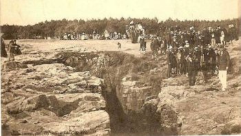 Devenez enquêteur et découvrez où a été prise la photo du jour lancée par notre Ordissinaute Jean-Yves ! Tous les moyens sont bons pour trouver... recherchez dans le dictionnaire, sur internet, ou dans vos photos personnelles et déposez en commentaire votre réponse. Au fur et à mesure de vos retours, notre Ordissinaute Jean-Yves vous donnera d'autres indices...