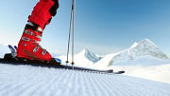De réputation, c'est l'une des plus belles stations de ski d'Europe. Pourquoi ne pas aller vérifier soi-même ?
170 kilomètres de pistes de descente, et plusieurs autres centaines de kilomètres de pistes de ski de fond et chemins de promenade.
Station de sports d'hiver mythique dans le monde du ski international, Kitzbühel accueillerait des glisseurs depuis 1892. La ville, nichée dans les Alpes du Tyrol depuis sept siècles, se veut celle de "toutes les légendes".
