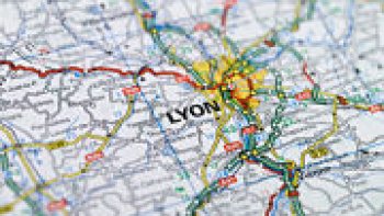 Du jeudi 8 décembre et jusqu’au dimanche 11, Lyon revêt son costume de mille feux à l’occasion de l’incontournable Fête des Lumières.
La tradition ne se perd pas, au contraire. Chaque 8 décembre, depuis plus d’un siècle et demi, les lyonnais embellissent leur ville de sons et surtout de lumières. L’origine de la fête d’inspiration chrétienne, liée à la Vierge Marie, est parfois confuse pour les visiteurs, mais qu’importe. Le moment est à l’admiration.
