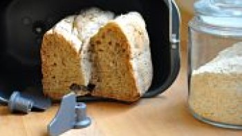 Le « fait maison » revient dans l’ère du temps. Avec la machine à pain, créez votre propre pain, selon vos envies.
Comment ça marche ?
La machine à pain, de la taille d’une friteuse, fait de la boulangerie un jeu d’enfant.
Elle pétrit, fait lever, et cuit des pains divers et variés. Versez de l’eau, de la farine, de la levure, du sel, et c’est parti, elle s’occupe de tout !
Dans la majorité des cas, la machine dispose de nombreux programmes afin d’apprécier une multitude de recettes et de cuissons différentes.
