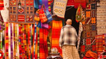 Aux portes de l'Europe, le soleil du Maghreb attire toujours autant de visiteurs. À commencer par Marrakech, la Perle du Sud.
Après avoir déambulé dans les allées raffinées de la Médina, après avoir apprécié un thé à la menthe sur une charmante terrasse de la place Jamâa el Fna, vous irez vous relaxer tranquillement dans un des accueillants hammams de la ville. À moins de trois heures de vol de l'Hexagone, un programme aussi alléchant est à portée de main ! 
