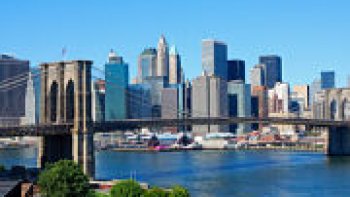 Le 31 octobre New York se déguise et célèbre dans la bonne humeur la fête d'Halloween. L'occasion de voir ou revoir la magistrale Grosse Pomme.
Si New York peut se visiter toute l'année, l'automne est une saison particulièrement agréable pour s'y rendre. Se promener tranquillement dans un Central Park rouge-orangé, admirer les couleurs et le dynamisme de la ville depuis le sommet de l'Empire State Building,… De magnifiques photographies en perspective. 
