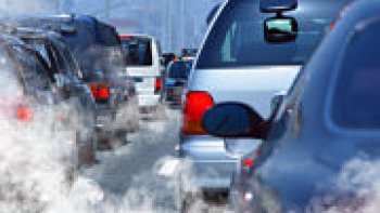 Une grande étude menée par l'OMS a porté sur 1100 villes dans 91 pays.
Le constat est alarmant : la pollution atmosphérique provoque la mort de plus de 2 millions de personnes.
En cause les particules PM10, très petites tailles pénètrent des organes vitaux et provoquent des problèmes respiratoires, des insuffisances cardiaques, ou le cancer du poumon.
Ces particules meurtrières sont rejetées par des moteurs à combustion, les industries.
