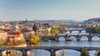 Très à la mode, la capitale de la République Tchèque déploie tout son charme pour le passage à la nouvelle année.
Prague, c’est l’une des plus belles capitales d’Europe. Une architecture unique, variée et toujours surprenante qu’on ne se lasse d’admirer. Flâner librement dans la « ville aux mille tours et clochers » est un régal !
