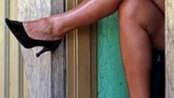 Après l’abolition en mars dernier de la loi punissant le racolage passif de deux mois de prison et de 3 750 euros d’amende, la prostitution est au cœur des débats. La question de la pénalisation des clients divise les politiques. Najat Vallaud-Belkacem, la ministre du droit des femmes promet de consacrer une partie de « son plan global contre la traite des êtres humains » à ce thème.
