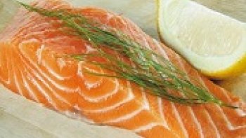 Quelles sont les résultats de cette étude ?
Les chercheurs expliquent que c’est l’alimentation de ces poissons d’élevage qui est directement responsable de la présence de contaminants dans nos assiettes. Les saumons sont en effet nourris d’huiles de poisson et de farines animales qui augmenteraient la quantité de pesticides et dioxines. 