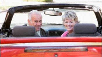 Les seniors sont encore une nouvelle fois dans la ligne de mire du législateur. Mi-juin, les conducteurs de 70 ans ont failli voir leur liberté de conduite réglementée.En effet, le sénateur de l’Union des Démocrates Indépendants (UDI), Yves Detraigne a fait une proposition de loi qui leur impose une visite médicale régulière. Après un vif débat au Sénat, la proposition de loi a fait l’objet d’un renvoi en commission des Lois. De quoi permettre aux automobilistes de souffler un peu.
