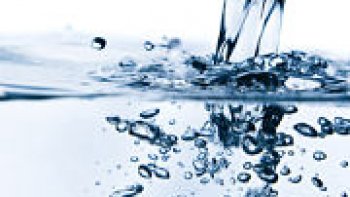 Des machines permettent de fabriquer chez soi ses propres boissons pétillantes.
Qu'est ce que c'est ?
Entre le soda aussi chargé en sucre qu'une canne du même nom et l'eau du robinet, l'alternative est peut-être là : l'appareil à boissons pétillantes, aussi appelé "machine à soda".
À son avantage, un meilleur contrôle de ce que vous buvez, un très large choix de boissons, et une réduction évidente du nombre de bouteilles en plastiques achetées. La santé, le goût, l'environnement et le porte-monnaie y trouveront donc bon compte. 
