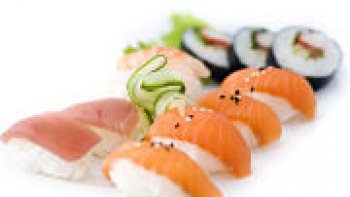La cuisine japonaise est en pleine floraison dans toutes les agglomérations du pays, pour notre plus grand bonheur. Et si on l'invitait directement à notre table ?
Ne noyons pas le poisson (cru) : qui a déjà essayé de fabriquer lui-même sushis ou makis s'est forcément aperçu que son résultat n'était guère à la hauteur de ses attentes culinaires. Pour éviter de persévérer en kamikaze des cuisines, le kit pour sushis et makis est une solution à étudier. 
