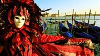 Dès le 4 février, et jusqu'au 21 du mois, Venise vous invite à venir célébrer le carnaval le plus célèbre au monde.
S'il fallait désigner un temple de la fameuse fête costumée, ce serait sans aucun doute Venise qui remporterait la distinction.
Il y a des événements auxquels il faut assister au moins une fois dans une vie, et le carnaval de Venise en fait partie.
Pourquoi ne pas prévoir le voyage dès cette année ? En février 2012, comme tous les ans, la Cité des Doges sera parée de ses masques et costumes les plus féériques.
