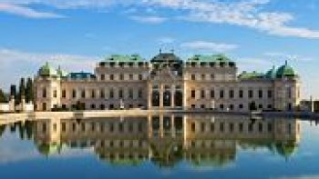 Elle est la ville offrant la meilleure qualité de vie au monde.
Pour la deuxième année consécutive, et sur un total de 221 villes dans le monde, Vienne remporte la première place du classement Mercer mesurant la qualité de vie. Mozart, Beethoven ou autres fameux personnages y ayant élu résidence n’en seraient absolument pas étonnés !
