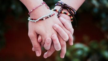 Vous êtes de plus en plus nombreux à apporter votre pierre à la communauté Ordissinaute. Nous vous remercions de tous vos partages. Comme vous le savez déjà, nous envoyons régulièrement des emails avec une sélection variée des créations (diaporamas, poésies, vidéos, recettes...).
Pour aller plus loin, nous aimerions mettre en avant les créateurs dans un nouveau rendez-vous mensuel : Le portrait d'un créateur.