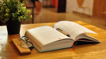 Bonjour à tous.
Suite au succès des précédents livres Ordissimo et Internet, nous avons décidé de préparer un nouveau livre ! Ce nouveau livre sera constitué de fiches pratiques et contiendra également plus de texte.
Nous aimerions avoir votre avis afin de sortir un livre qui vous ressemble.
Merci de répondre à ce sondage.
L'équipe Ordissimo