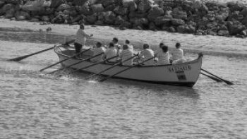 Les pinasses étaient utilisées pour la pêche côtière depuis la plage. Le pays est pauvre, la terre sablonneuse produit très peu, la chasse et la pêche sont indispensables. Il s'agit d'un travail collectif.