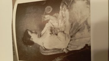 Voilà  une jolie dame, découverte sur un vieux dictionnaire de mon grand-père.
Moi qui adore faire des bulles depuis toujours ...