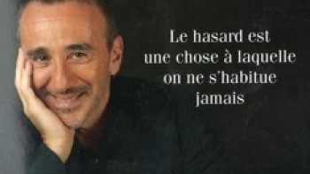 Nous avons vu récemment  son dernier spectacle et à la fin il nous a parlé de son dernier livre. 
Je n'ai pas hésité à l'acheter car je voulais connaître l'auteur sérieux, l'amoureux des plantes et des fleurs.
Ne ratez pas ce livre ... C'est magnifique.
Je ne peux vous offrir que les titres des chapitres de ce roman Sentimental.