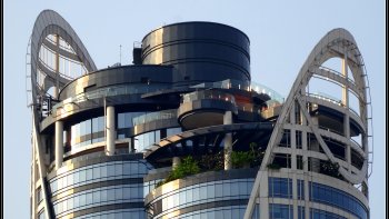 Souvent, je me balade le nez au vent et la tête en l'air, l’œil attiré par tous les détails étranges.
Là, le détail est énorme.