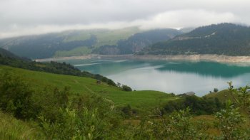 Même avec le brouillard la montagne reste belle .