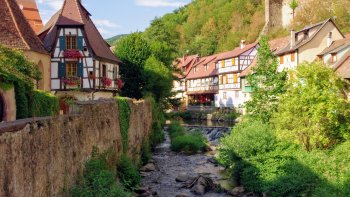 kaysersberg cité médièvale est bâtie au débouché de la vallée de la Weiss dans la plaine d'Alsace, dans une contrée fertile et pittoresque à l'entrée des  vallées de 
Lapoutroie et d'Orbey.