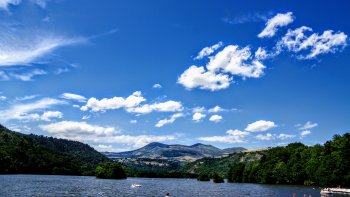  le  lac Chambon est un lac de barrage volcanique, aménagé en un agréable espace de détente, avec diverses activités sportives et ludiques .parsemés d'îlots  vaste de 60h  profond de 6m, un sentier ombragé permet d'en faire le tour en 1h