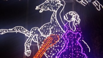 Une soirée exceptionnelle en Camargue, dans un cabaret de rêve,
Ambiance, respect, simplicité, beauté... À ne surtout pas manquer.
Dès l'accueil , vous vous sentez en Famille, et le reste, allez le découvrir...
J'ai mis une de mes musiques, mais Santiago, vous fera rêver,
Grâce à sa brillante technique et ses doigts " d'or" de guitariste.