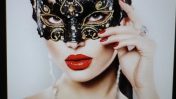 Dans l'atmosphère "fascinante" du carnaval de Venise, les masques sophistiqués et mystérieux nous invitent à participer à cette fête mythique et baroque. Des images enivrantes nous invitent à rêver....