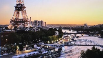 Mais le ciel de Paris n'est pas longtemps cruel. Pour se faire pardonner, il offre un
arc en ciel****