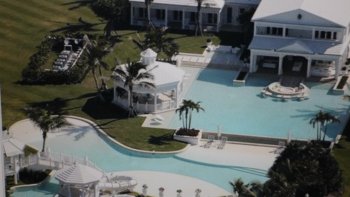 Entre le luxe et démesure, nos célébrités misent sur les forteresses où le confort est synonyme de grandeur