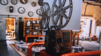 "Trois époques, trois souffles de vie, des visages,des mots,des musiques....
   comme des étoiles dans la nuit....
_ les légendes du cinéma continuent d'illuminer *nos souvenirs*