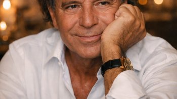 "IL Y A DES VOIX QUI NE VIEILLISSENT PAS, ELLES MURMURENT
  ENCORE À L'ÂME
  ...AVEC CE "CROONER ESPAGNOL' LE CŒUR FREDONNE' IL FAIT PARTIE
  DES ARTISTES QUI SAVENT DIRE L'AMOUR SANS BRUIT, AVEC PUDEUR,TENDRESSE ET ÉLÉGANCE...