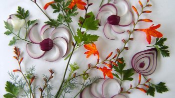 Une recette de riz en salade aux plantes aromatiques.