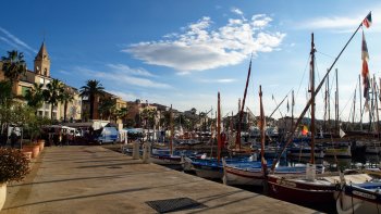San Nari en provençal est apparenté à Saint Nazaire,martyr romain du 1er siècle de nôtre ère auquel était consacré un lieu de culte sur le territoire de l'actuelle Sanary